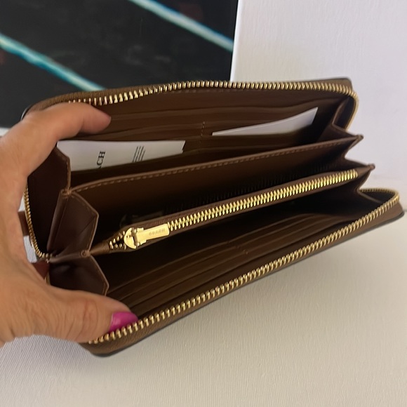 Coach
LONG ZIP AROUND WALLET IN SIGNATURE CANVAS WITH WILDFLOWER PRINT - Picture 5 of 7